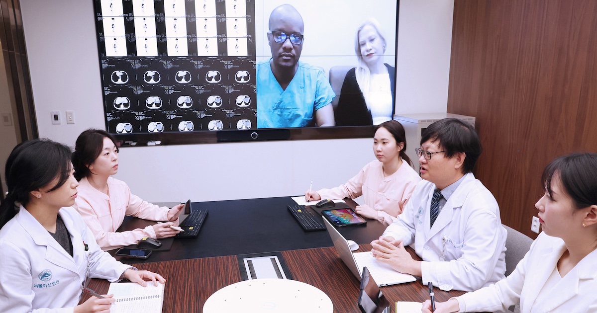 A clinical team at Asan Medical Center in a virtual call with a patient overseas A clinical team at Asan Medical Center in a virtual call with a patient overseas
